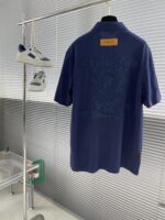 LV 精品仿製雲朵刺繡翻領T恤 藍色微闊版型 2025春夏潮流百搭推薦