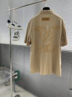 LV 原單翻領T恤 卡其色雲朵刺繡 2025春夏潮流百搭款 男女同款