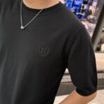 Hermès 精品仿製男士短袖針織衫 黑色H繡標圓領T恤 天絲羊毛混紡 輕薄高級感穿搭