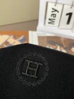 Hermès 精品仿製男士短袖針織衫 黑色H繡標圓領T恤 天絲羊毛混紡 輕薄高級感穿搭