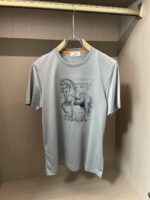 Hermès 復刻版男士T恤 淺灰色巴西駿馬刺繡 圓領設計 高端天絲面料 冰爽親膚款
