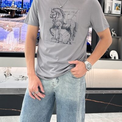 Hermès 復刻版男士T恤 淺灰色巴西駿馬刺繡 圓領設計 高端天絲面料 冰爽親膚款