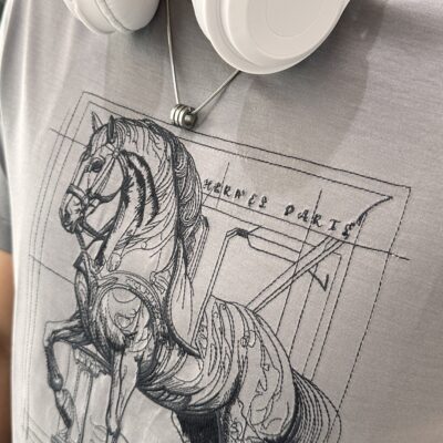 Hermès 復刻版男士T恤 淺灰色巴西駿馬刺繡 圓領設計 高端天絲面料 冰爽親膚款