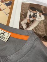 Hermès 復刻版男士T恤 淺灰色巴西駿馬刺繡 圓領設計 高端天絲面料 冰爽親膚款