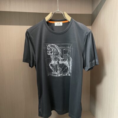 Hermès 高仿男士T恤 深灰色巴西駿馬刺繡 圓領短袖 天絲布料 立體時尚百搭