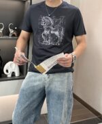 Hermès 高仿男士T恤 深灰色巴西駿馬刺繡 圓領短袖 天絲布料 立體時尚百搭