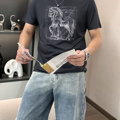 Hermès 高仿男士T恤 深灰色巴西駿馬刺繡 圓領短袖 天絲布料 立體時尚百搭