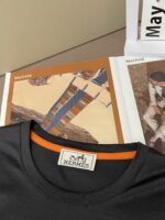 Hermès 高仿男士T恤 深灰色巴西駿馬刺繡 圓領短袖 天絲布料 立體時尚百搭