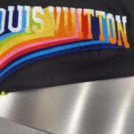 LV 精品仿製牙刷繡短袖T恤 經典字母LOGO 男女通勤輕奢必備款