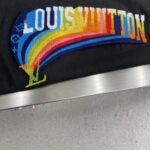 LV 精品仿製牙刷繡短袖T恤 經典字母LOGO 男女通勤輕奢必備款