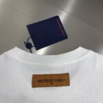 LV 高仿牙刷繡短袖T恤 白色字母LOGO 男女輕奢通勤必備款
