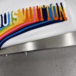 LV 高仿牙刷繡短袖T恤 白色字母LOGO 男女輕奢通勤必備款