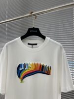 LV 高仿牙刷繡短袖T恤 白色字母LOGO 男女輕奢通勤必備款