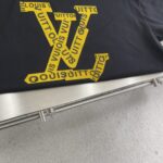 LV 精品仿製 25SS 黑色膠印LOGO短袖T恤 寬鬆版型 日常百搭