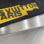 LV 精品仿製 25SS 黑色膠印LOGO短袖T恤 寬鬆版型 日常百搭