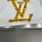 LV 精品仿製 25SS 白色膠印LOGO短袖T恤 寬鬆版型 日常百搭款