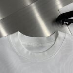LV 精品仿製 25SS 白色膠印LOGO短袖T恤 寬鬆版型 日常百搭款