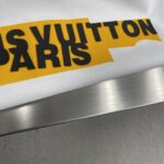 LV 精品仿製 25SS 白色膠印LOGO短袖T恤 寬鬆版型 日常百搭款