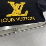 LV 精品仿製 25SS 新款圓領短袖T恤 定制發泡壓花Logo 高端舒適款