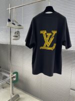 LV 精品仿製 25SS 黑色膠印LOGO短袖T恤 寬鬆版型 日常百搭