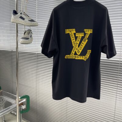 LV 精品仿製 25SS 黑色膠印LOGO短袖T恤 寬鬆版型 日常百搭
