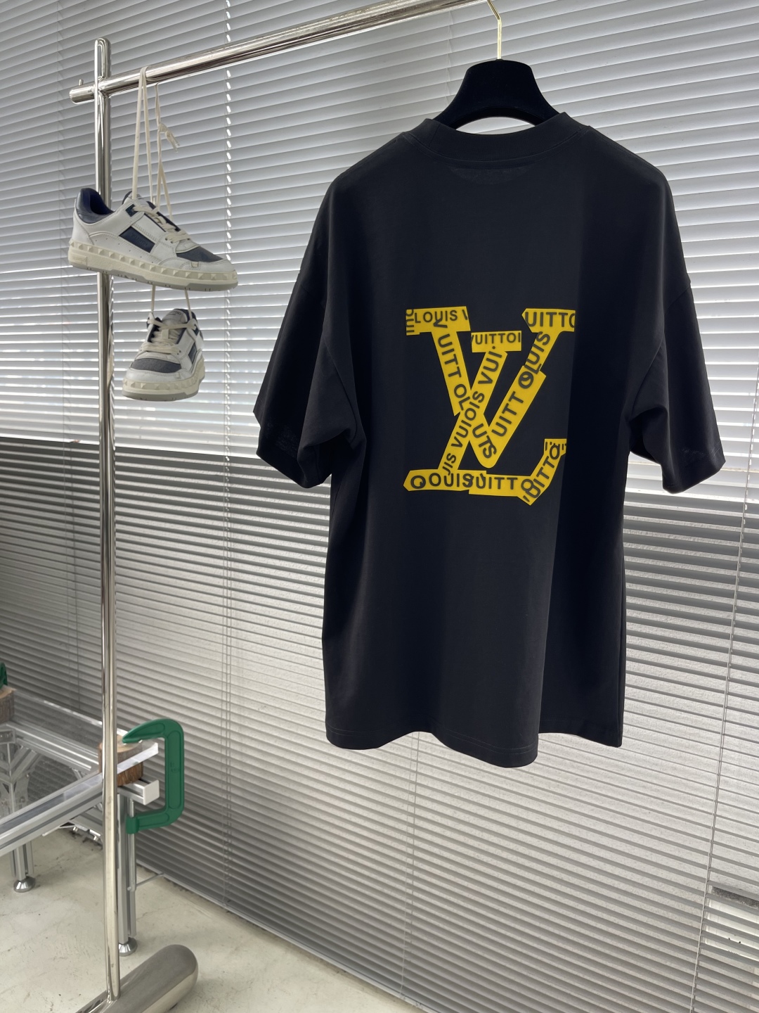 LV 精品仿製 25SS 黑色膠印LOGO短袖T恤 寬鬆版型 日常百搭