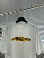LV 精品仿製 25SS 白色膠印LOGO短袖T恤 寬鬆版型 日常百搭款
