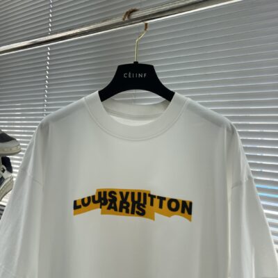 LV 精品仿製 25SS 白色膠印LOGO短袖T恤 寬鬆版型 日常百搭款