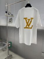 LV 精品仿製 25SS 白色膠印LOGO短袖T恤 寬鬆版型 日常百搭款