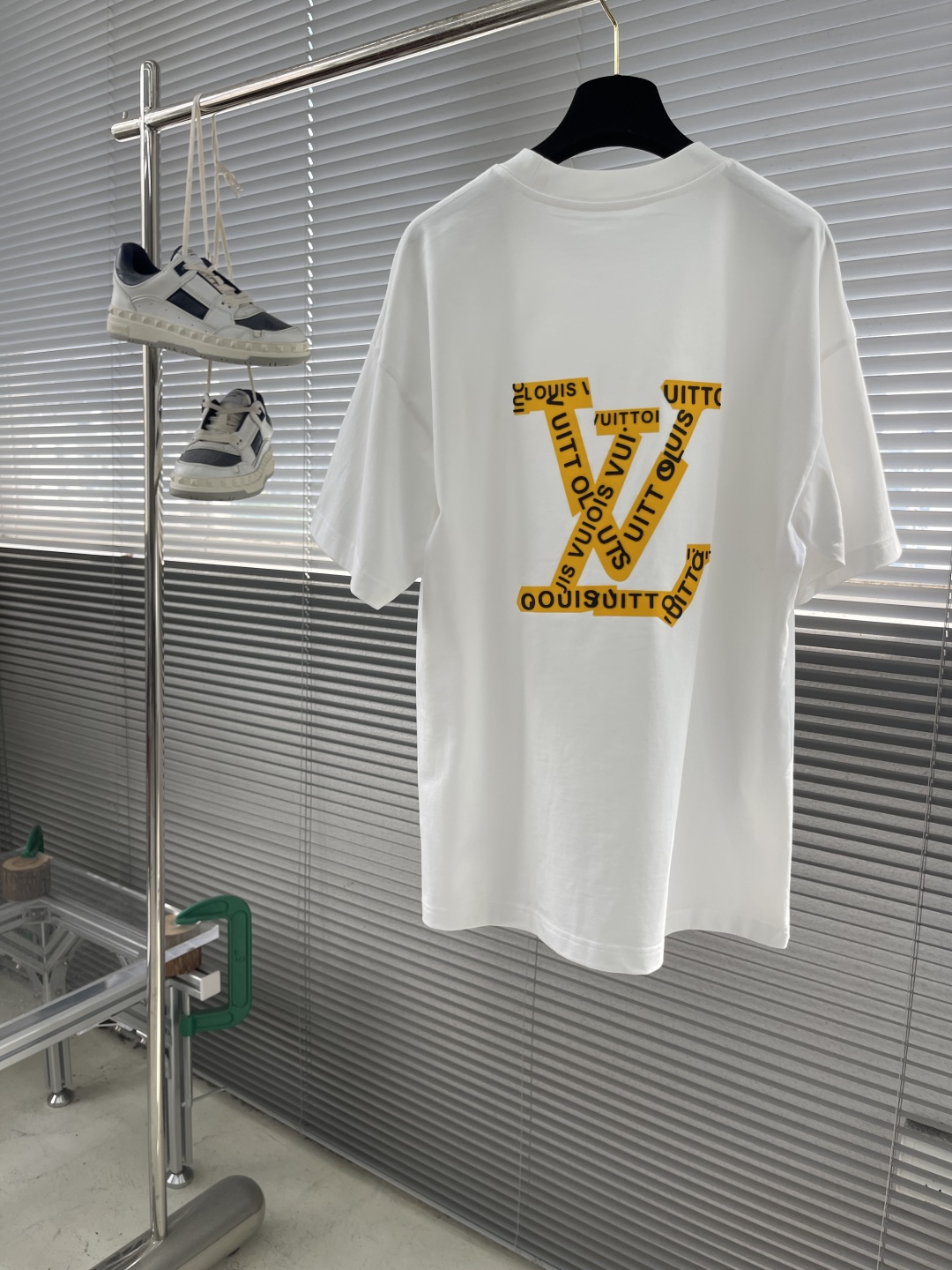 LV 精品仿製 25SS 白色膠印LOGO短袖T恤 寬鬆版型 日常百搭款