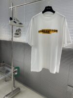 LV 精品仿製 25SS 白色膠印LOGO短袖T恤 寬鬆版型 日常百搭款