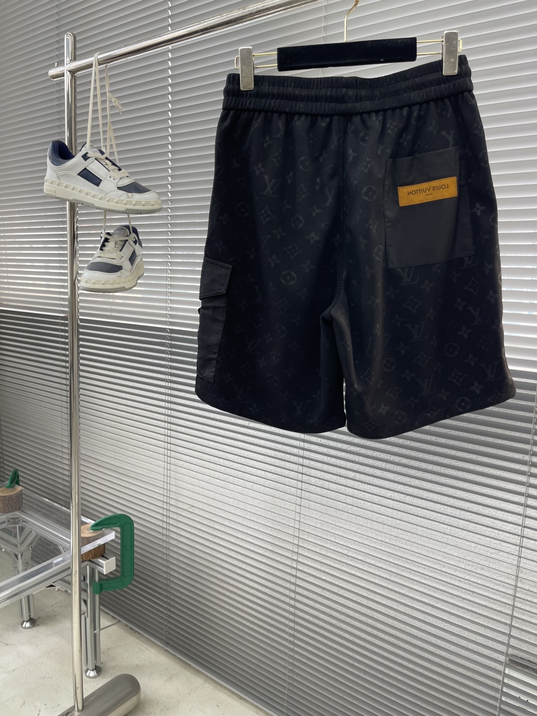 LV 精品仿製 春夏新款松緊帶休閒短褲 高端定制面料 透氣舒適 男女同款