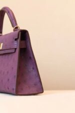 Hermès 一比一 Kelly Mini 2鴕鳥皮手提包 海葵紫金扣 氣質優雅復古風