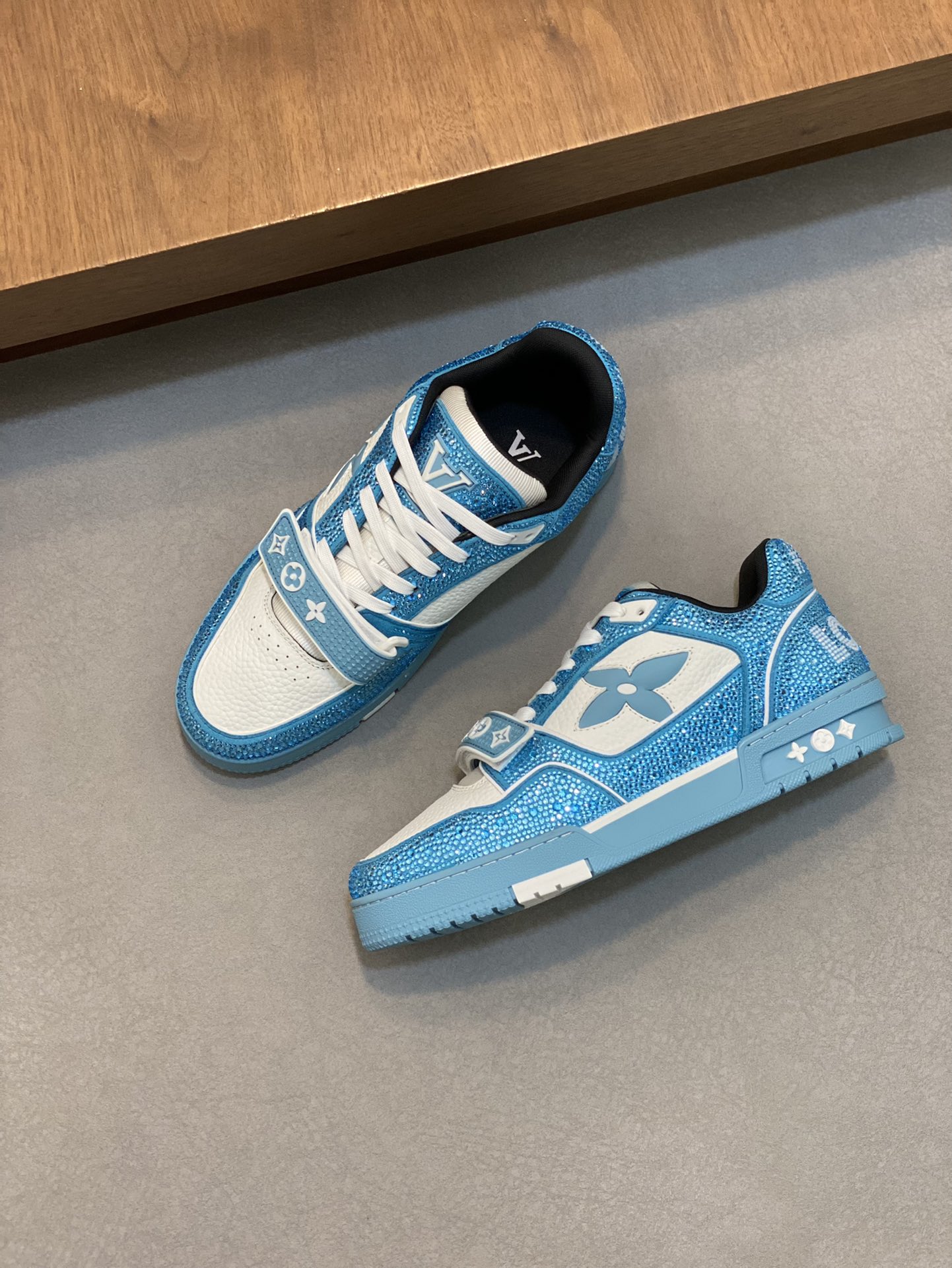 LV 精品仿製TRAINER滿天星復古運動鞋 烫鑽設計潮流高街風穿搭首選