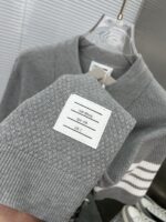 Thom Browne 精品仿製四杠針織Polo衫 復古灰色風格 春夏透氣百搭款