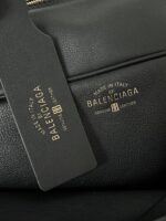 Balenciaga 精品仿製Carrie大號保齡球包 弧形包身雙提手設計 2025質感新寵