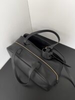 Balenciaga 精品仿製Carrie大號保齡球包 弧形包身雙提手設計 2025質感新寵