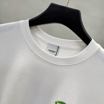 Burberry一比一白色戰馬LOGO短袖T恤立體車工設計感強2025春夏百搭時尚男款