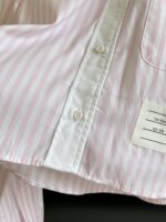 Thom Browne 精品仿製條紋短版襯衫撞色設計2025春夏學院風減齡百搭