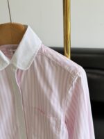 Thom Browne 精品仿製條紋短版襯衫撞色設計2025春夏學院風減齡百搭