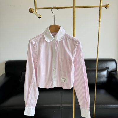 Thom Browne 精品仿製條紋短版襯衫撞色設計2025春夏學院風減齡百搭