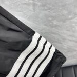Thom Browne 原單黑色休閒短褲 條紋拼接寬版剪裁 2024春夏高質感運動風格