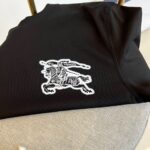 Burberry 黑色短袖T恤 復刻版 2025夏季設計款 黑色情侶短袖推薦