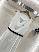 Prada 復刻版白色無袖連衣裙 圓領剪裁三角腰帶裝飾 亞麻質感知性優雅2025新款