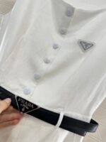 Prada 復刻版白色無袖連衣裙 圓領剪裁三角腰帶裝飾 亞麻質感知性優雅2025新款