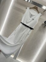 Prada 復刻版白色無袖連衣裙 圓領剪裁三角腰帶裝飾 亞麻質感知性優雅2025新款
