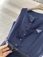 Prada 頂級原單白色無袖連衣裙 圓領亞麻質感 三角腰帶裝飾 知性優雅2025新款
