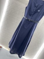 Prada 頂級原單白色無袖連衣裙 圓領亞麻質感 三角腰帶裝飾 知性優雅2025新款