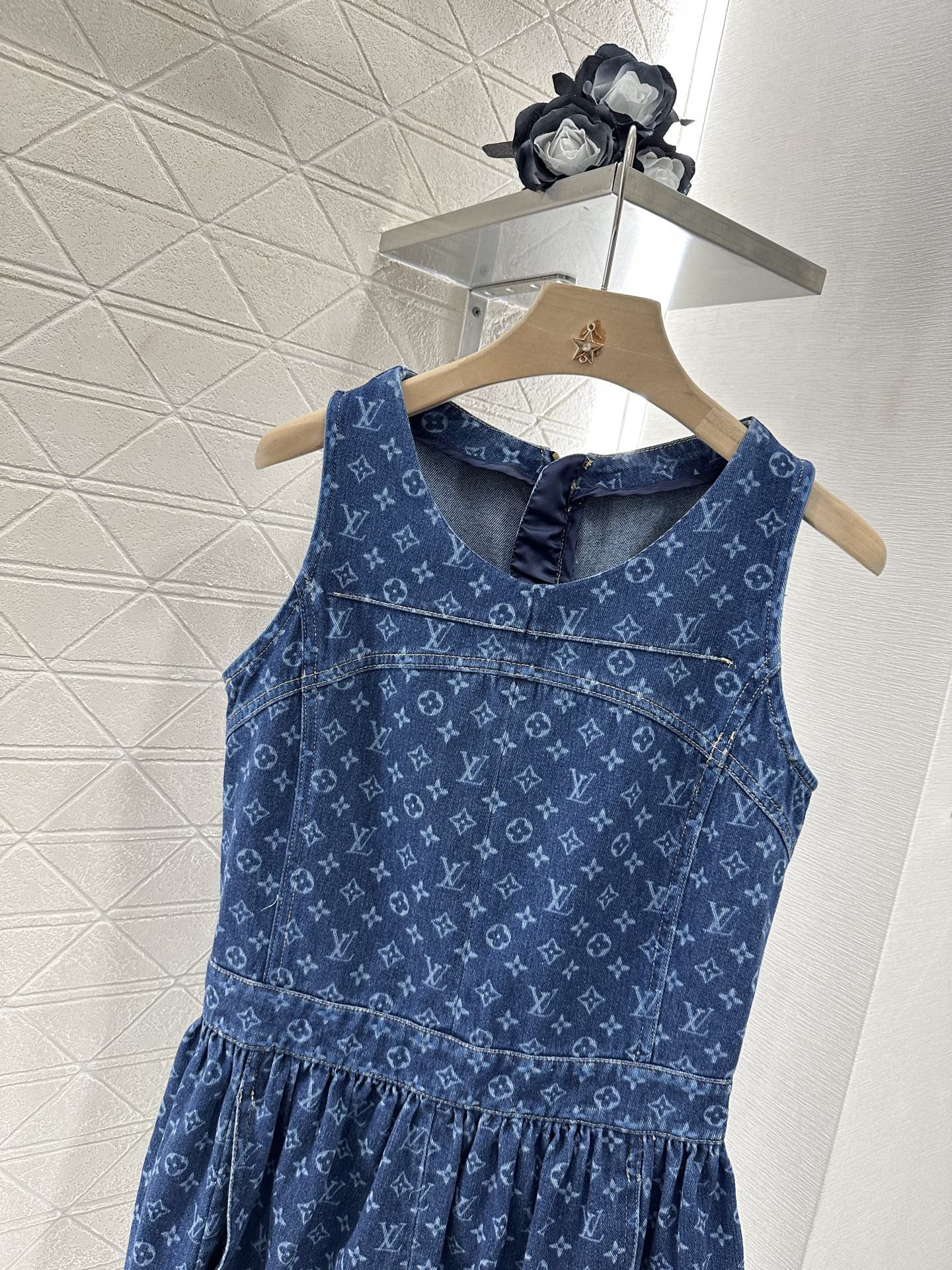 Louis Vuitton A貨激光牛仔背心裙 花苞裙擺設計 四葉草壓紋修身長腿洋裝款