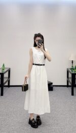 Prada 復刻版白色無袖連衣裙 圓領剪裁三角腰帶裝飾 亞麻質感知性優雅2025新款